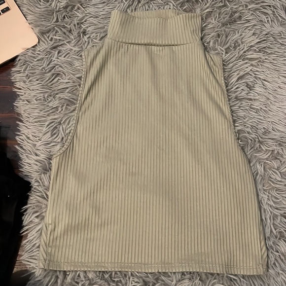 cute top ! - Picture 2 of 2